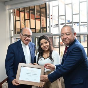 Reconocimiento UPCH por primer puesto de exalumno en Carrera de Estomatología