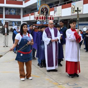 Formación y homenaje al Señor de los Milagros